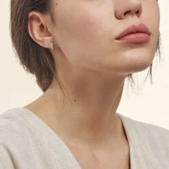 Boucles D'oreilles Puces Sculptural Or Blanc Diamant 7 Boucles D'oreilles Puces Sculptural Or Blanc Diamant -Histoire d'Or B3OFBDD210 model0