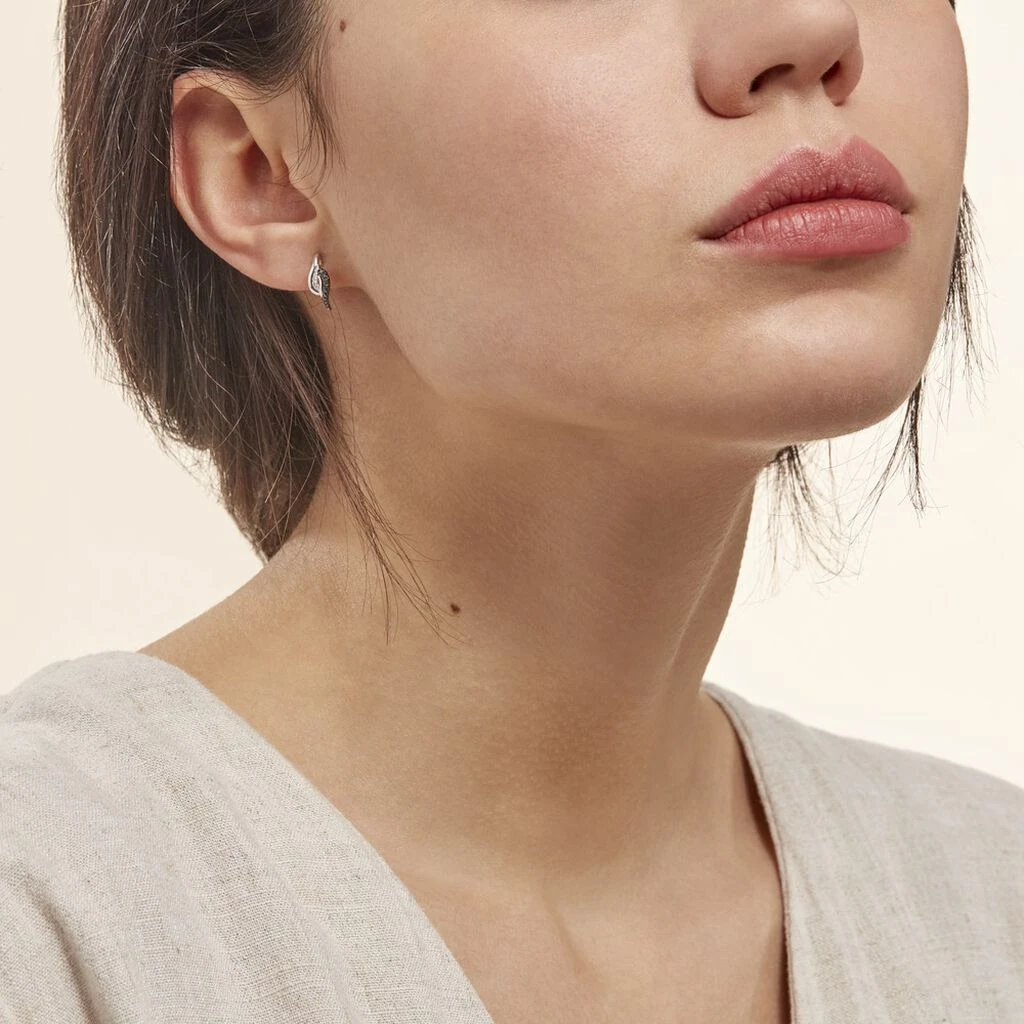 Boucles D'oreilles Puces Sculptural Or Blanc Diamant 4 Boucles D'oreilles Puces Sculptural Or Blanc Diamant – Image 4