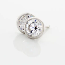 Boucles D'oreilles Puces Daria Serti Clos Or Blanc Oxyde De Zirconium -Histoire d'Or B3OFBZW015 view2