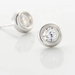 Boucles D'oreilles Puces Eden Serti Pneu Or Blanc Oxyde De Zirconium -Histoire d'Or B3OFBZW038 view2