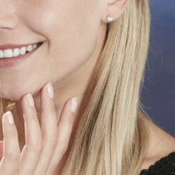 Boucles D'oreilles Puces 4 Griffes Or Blanc Diamant Synthetique -Histoire d'Or B7OFBJW008 model0