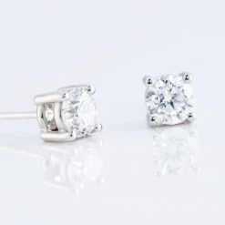 Boucles D'oreilles Puces 4 Griffes Or Blanc Diamant Synthetique -Histoire d'Or B7OFBJW008 view2